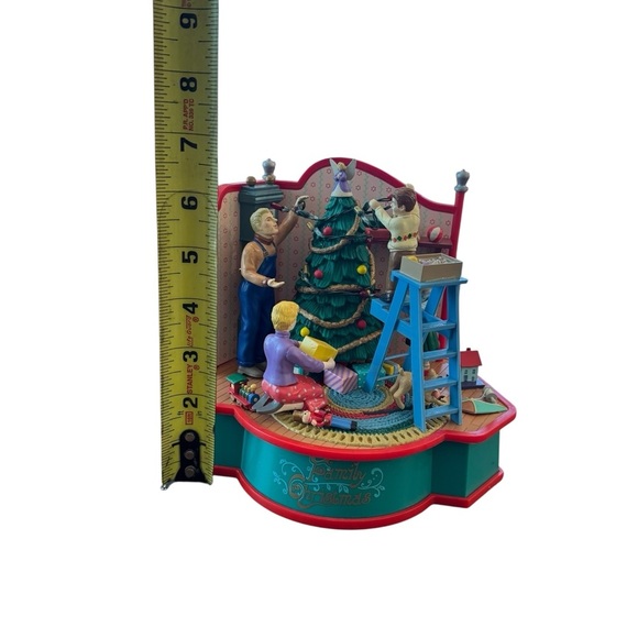 🎶 Trim A Home Christmas Traditions Music Box Trimming The Tree 🎄 - Picture 7 of 8